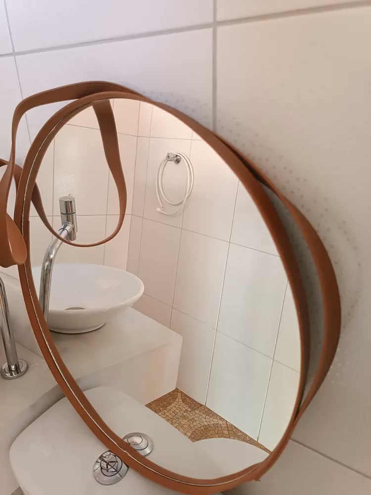 foto de Espelho Adnet Redondo 30 40 50 Cm Alça Em Couro Decorativo