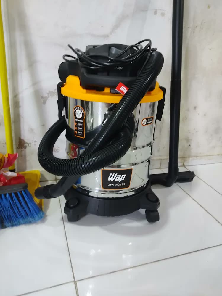 foto de Aspirador de Pó e Água WAP GTW INOX 25 Com Soprador e Potência de 2000W