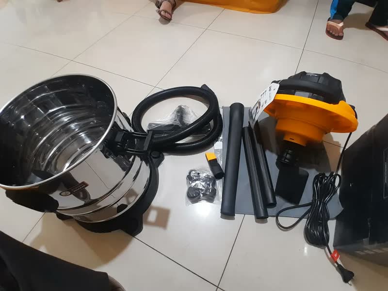 foto de Aspirador de Pó e Água WAP GTW INOX 25 Com Soprador e Potência de 2000W
