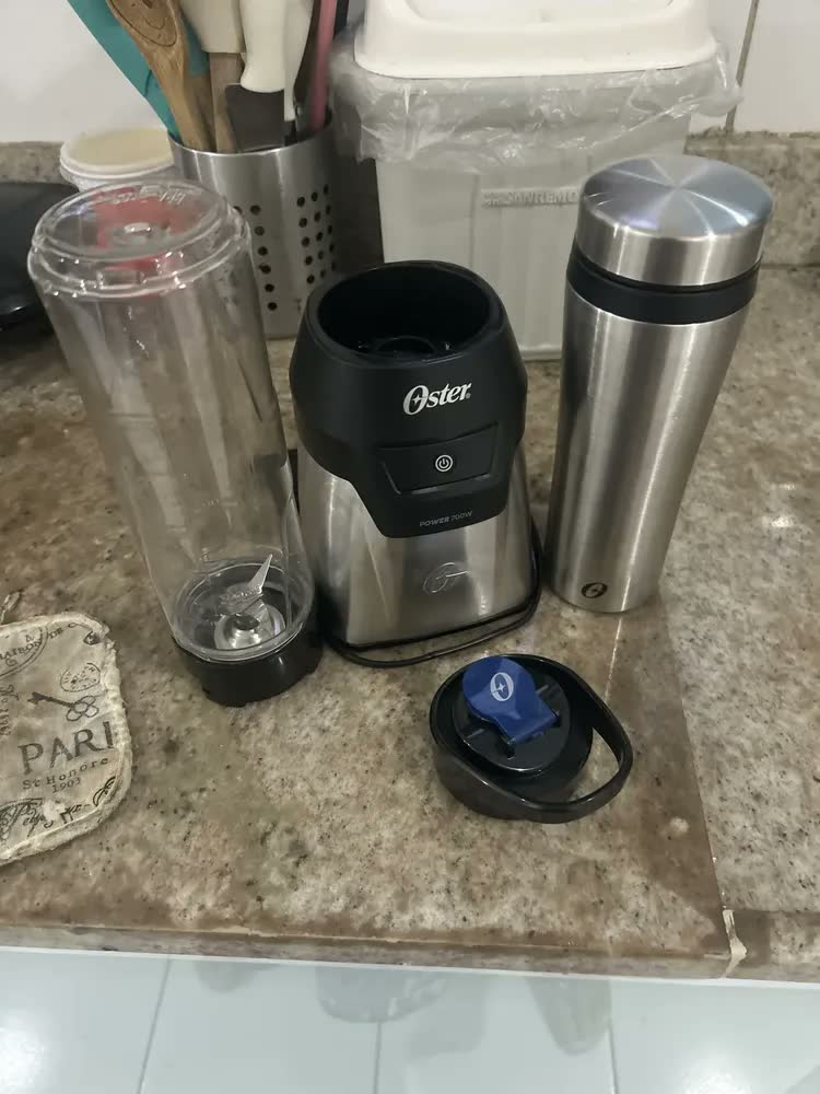 foto de Blender Power Inox Oster Com 2 Jarras To Go Cor Prateado