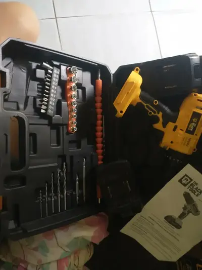 foto de Parafusadeira E Furadeira De Impacto 3/8 The Black Tools Tb21-pz Com 2 Baterias E Acessorios