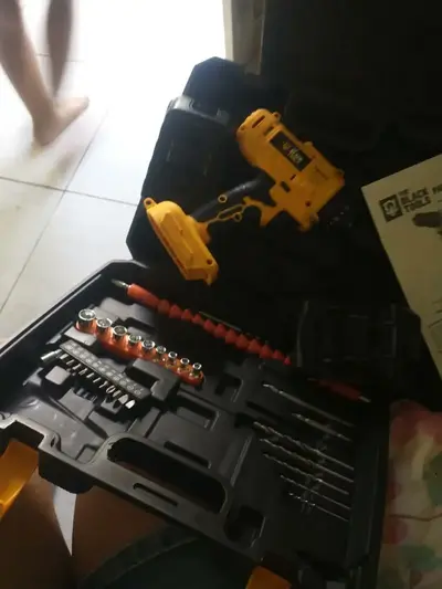 foto de Parafusadeira E Furadeira De Impacto 3/8 The Black Tools Tb21-pz Com 2 Baterias E Acessorios
