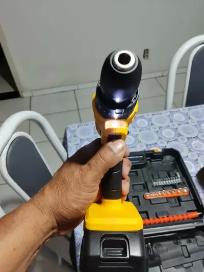 foto de Parafusadeira E Furadeira De Impacto 3/8 The Black Tools Tb21-pz Com 2 Baterias E Acessorios