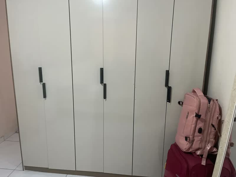 foto de Guarda-roupa duplo 6 portas 2 gavetas design industrial moderno cinza grafite e madeira