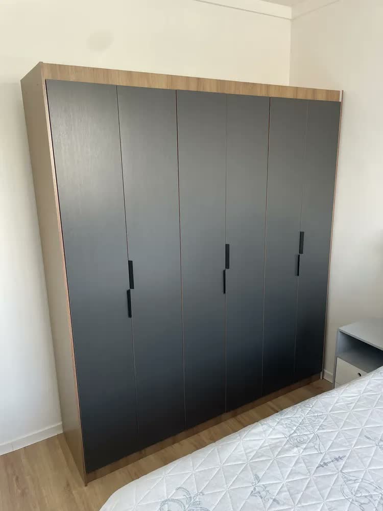 foto de Guarda-roupa duplo 6 portas 2 gavetas design industrial moderno cinza grafite e madeira