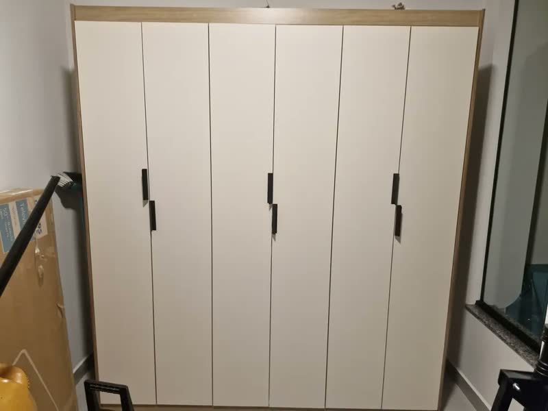 foto de Guarda-roupa duplo 6 portas 2 gavetas design industrial moderno cinza grafite e madeira
