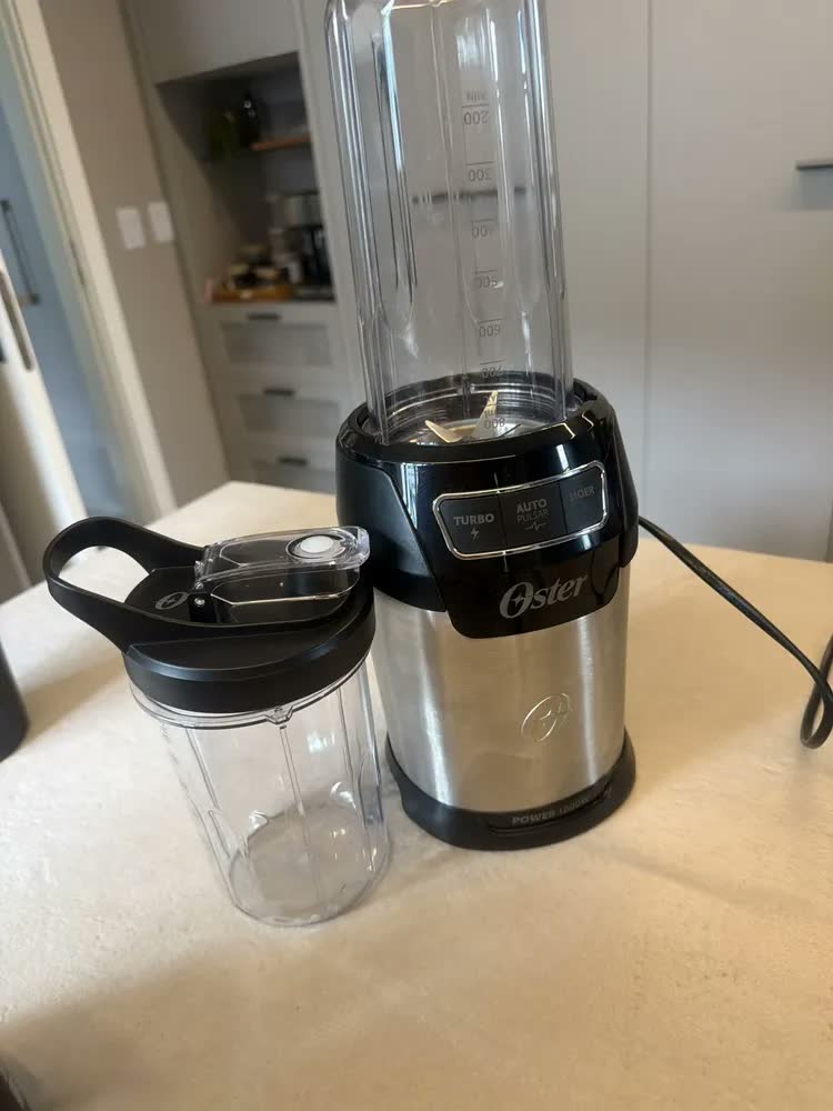foto de Blender Ultra Power 1000 Oster Com 2 Copos