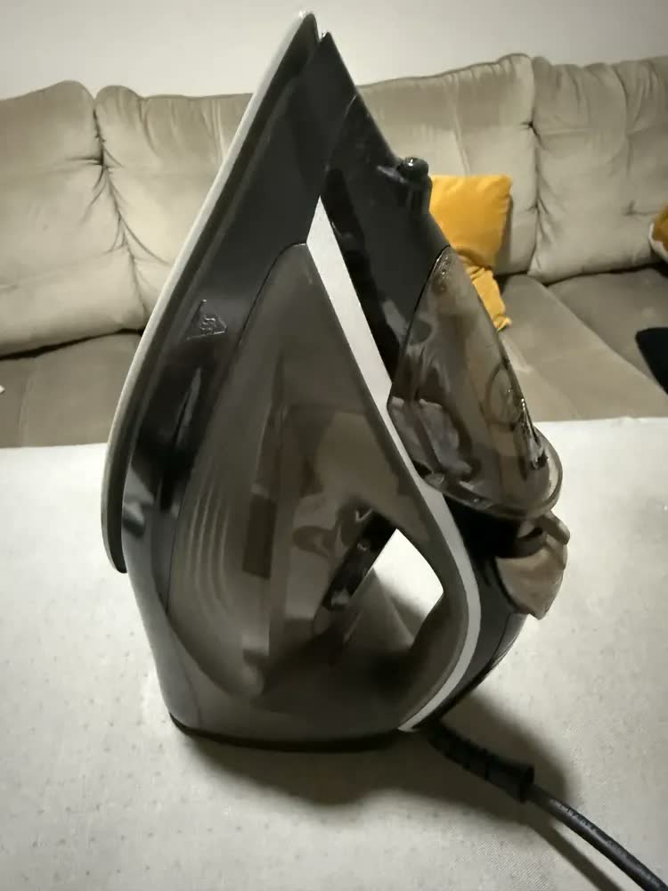 foto de Ferro De Passar A Vapor Philco 320ml Base Cerâmica PFV70 Cor Preto