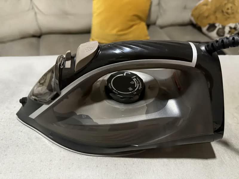 foto de Ferro De Passar A Vapor Philco 320ml Base Cerâmica PFV70 Cor Preto