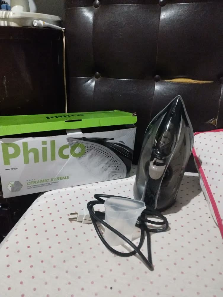 foto de Ferro De Passar A Vapor Philco 320ml Base Cerâmica PFV70 Cor Preto
