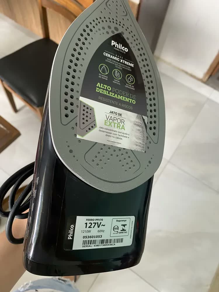 foto de Ferro De Passar A Vapor Philco 320ml Base Cerâmica PFV70 Cor Preto