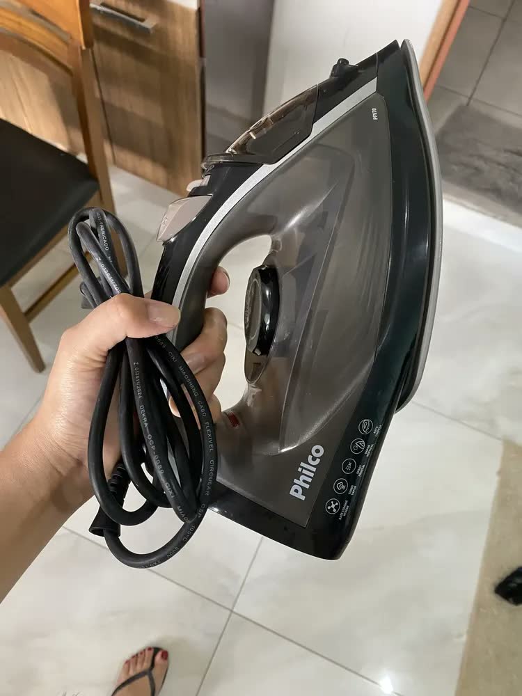 foto de Ferro De Passar A Vapor Philco 320ml Base Cerâmica PFV70 Cor Preto