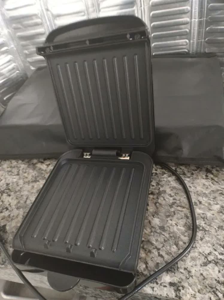 foto de Grill 750w 2 Sanduiches Chapas Antiaderentes Bgr12a Cor Preto Britânia