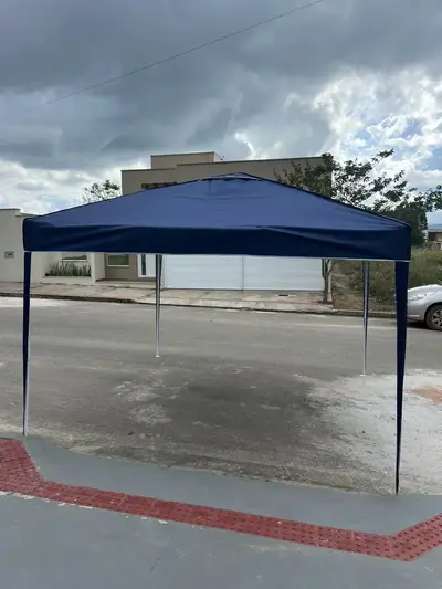 foto de Tenda Gazebo Sanfonada Articulada Luvinco 3x3m Azul Impermeável Resistente Proteção Ao Ar Livre Camping Praia Eventos Montagem Prática Estrutura Resistente Durável