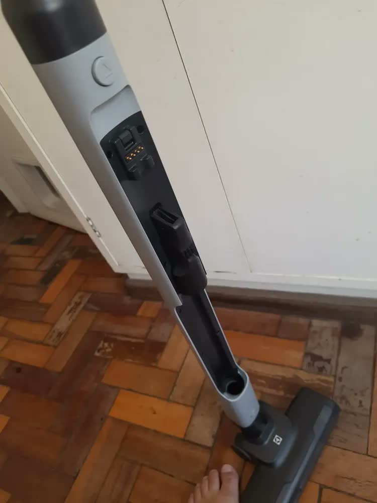 foto de Aspirador De Pó Vertical Sem Fio Electrolux Ergorápido 2 Em