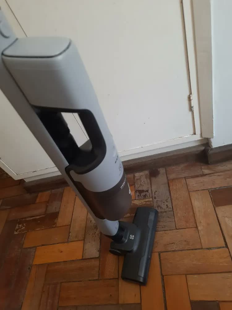 foto de Aspirador De Pó Vertical Sem Fio Electrolux Ergorápido 2 Em