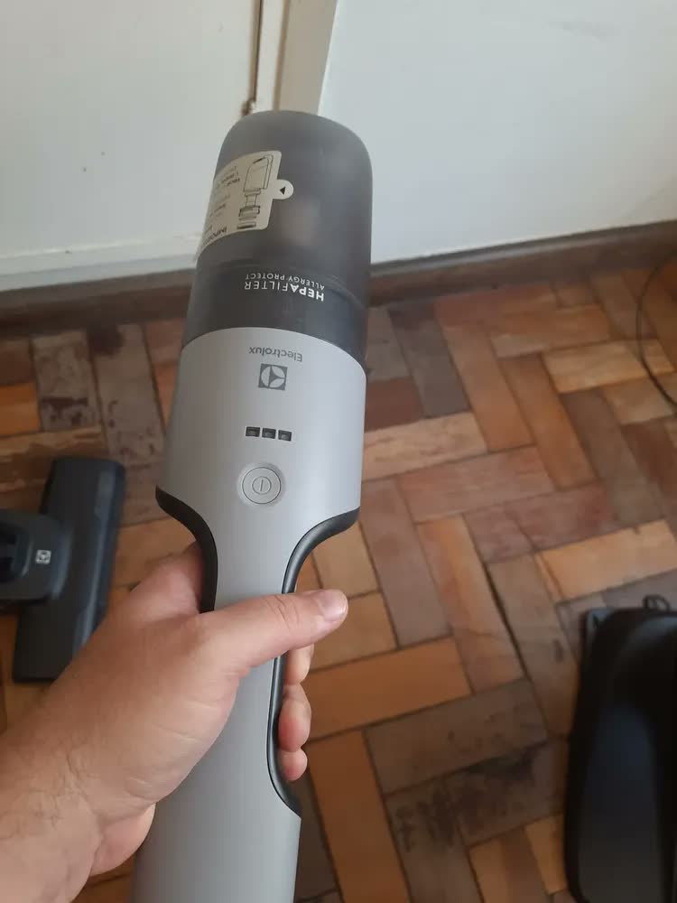 foto de Aspirador De Pó Vertical Sem Fio Electrolux Ergorápido 2 Em