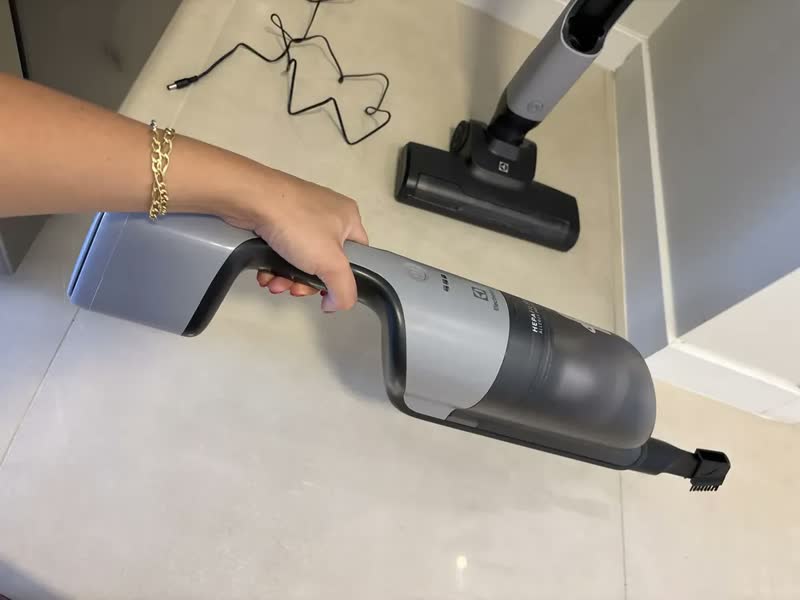 foto de Aspirador De Pó Vertical Sem Fio Electrolux Ergorápido 2 Em
