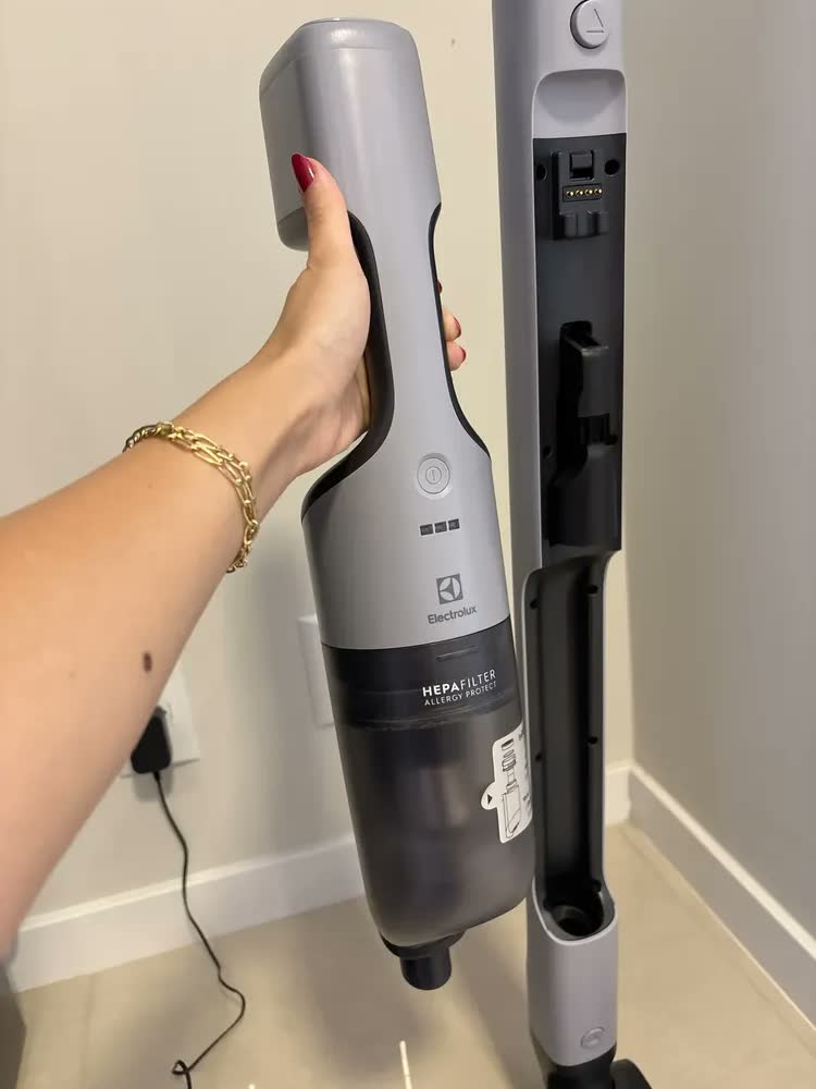 foto de Aspirador De Pó Vertical Sem Fio Electrolux Ergorápido 2 Em