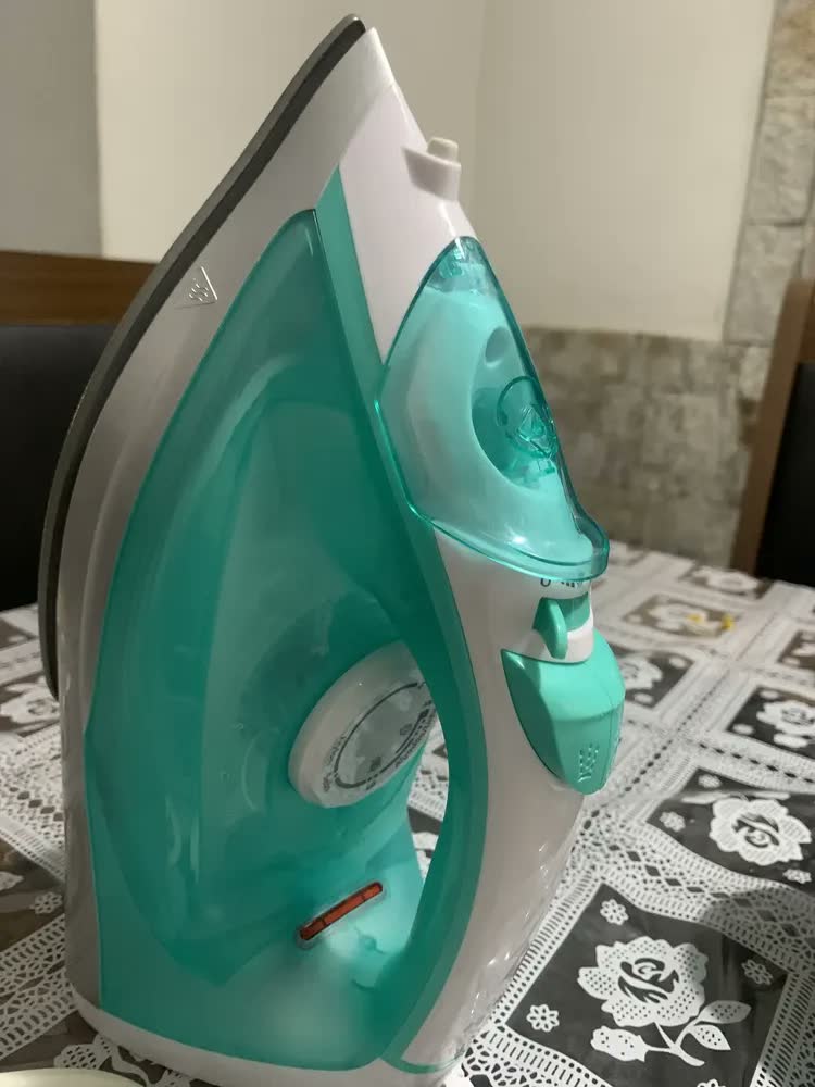 foto de Ferro de Passar a Vapor Philco PFV71 320ml Base Cerâmica