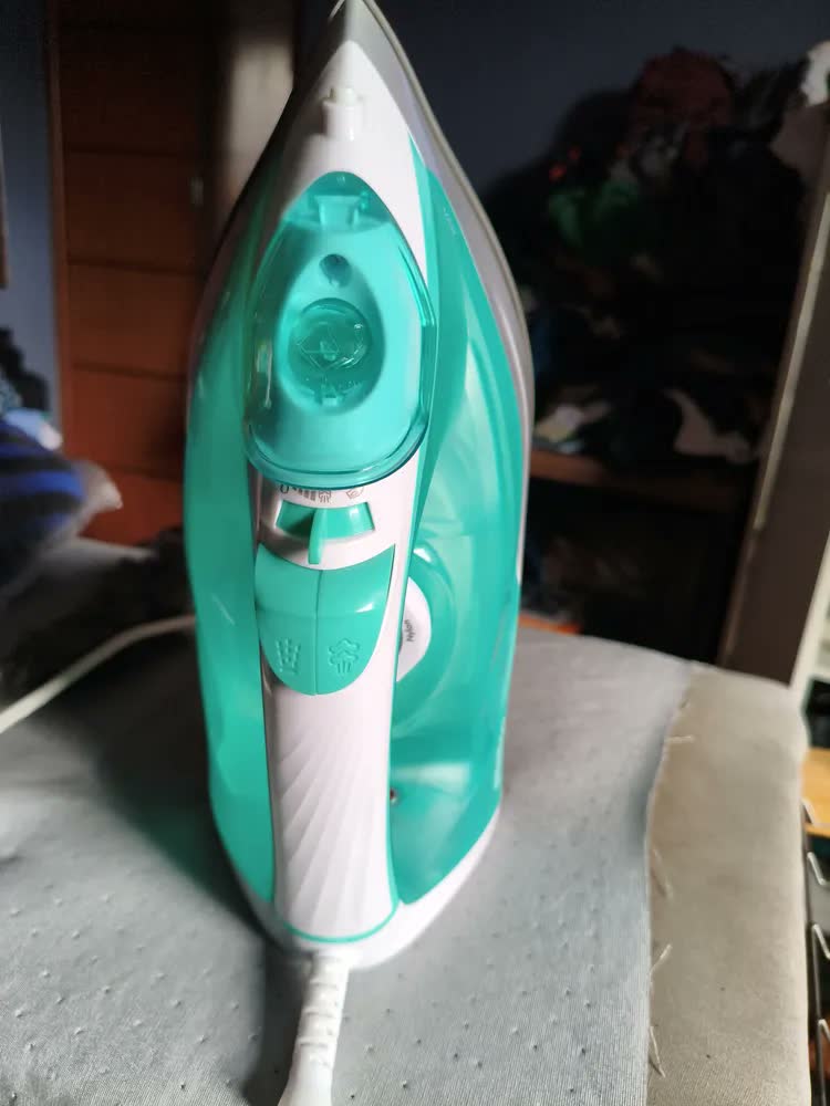 foto de Ferro de Passar a Vapor Philco PFV71 320ml Base Cerâmica