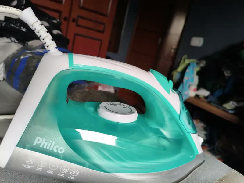 foto de Ferro de Passar a Vapor Philco PFV71 320ml Base Cerâmica