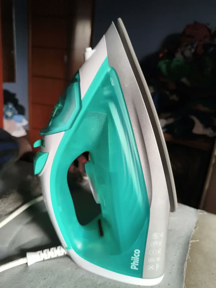 foto de Ferro de Passar a Vapor Philco PFV71 320ml Base Cerâmica