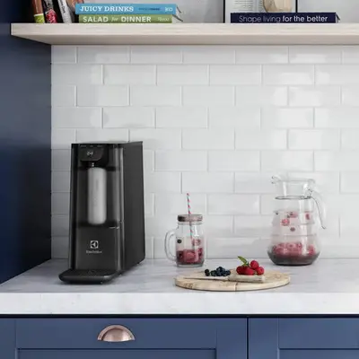 foto de Purificador de Água Gelada Fria e Natural Eletrônico Placa Compacto Electrolux PE12P com Filtro Carvão 6 meses ou 3000L Painel Touch Preto Bivolt
