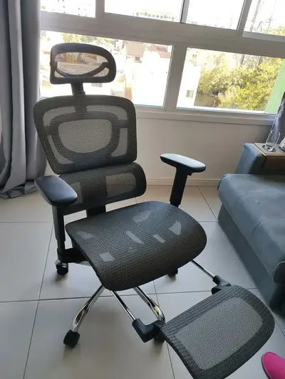 foto de Cadeira De Escritório Ergonômica Mônaco Bt07 Luvinco Malha Respirável Com Suporte Lombar Adaptável Apoio Para Pés Retrátil Encosto Ajustável Seis Posições Cor Preta Suporta 200kg