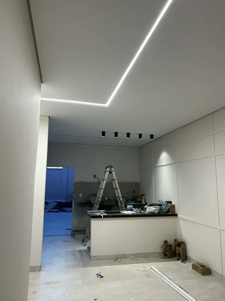 foto de Spot Sobrepor Led Delis Preto Direcionável Lâmpada Dicroica MR16 Teto
