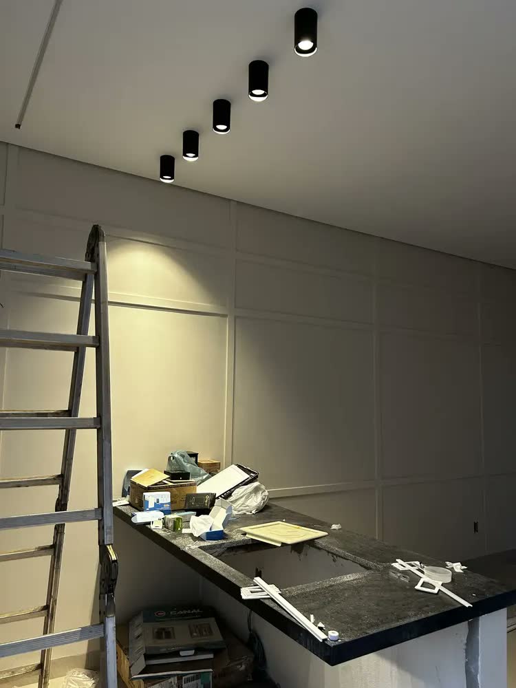 foto de Spot Sobrepor Led Delis Preto Direcionável Lâmpada Dicroica MR16 Teto