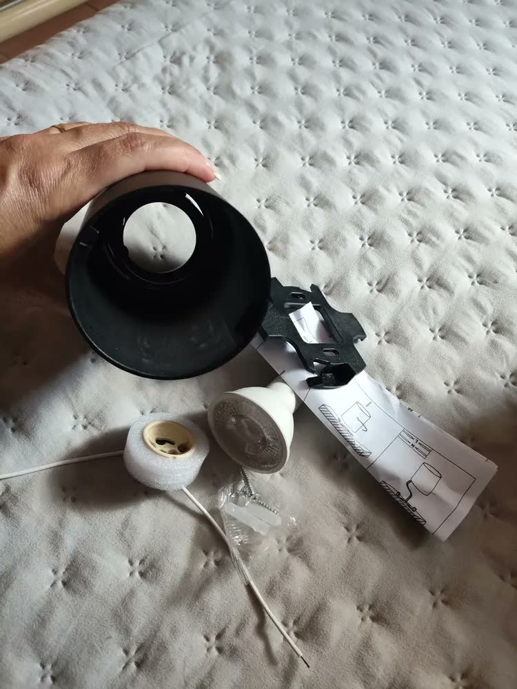 foto de Spot Sobrepor Led Delis Preto Direcionável Lâmpada Dicroica MR16 Teto
