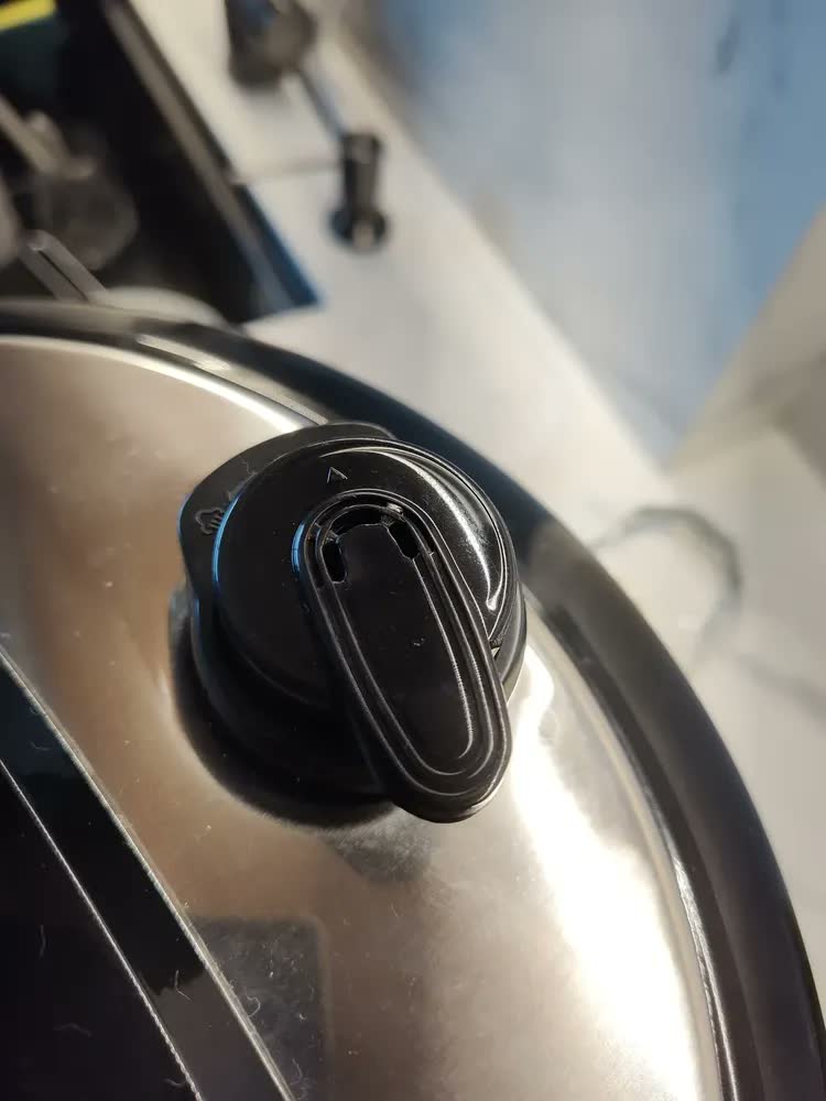 foto de Panela Pressão Elétrica 6 Litros Multifunções Painel Digital Antiaderente Agratto Appd01i