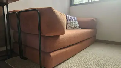 foto de Puff Sofá Cama Cor Nude/bege Casal 2 Em 1 Na Caixa Industrial Pufe Moderno