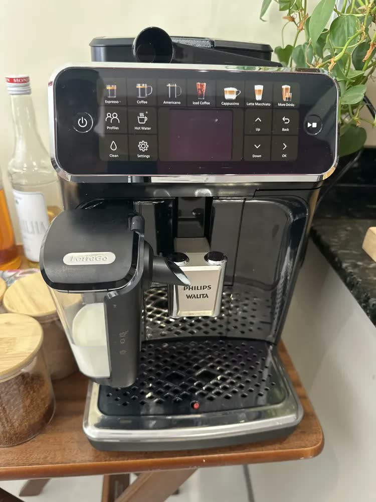 foto de Cafeteira Maquina Philips Expresso 12 Bebidas Serie 4400