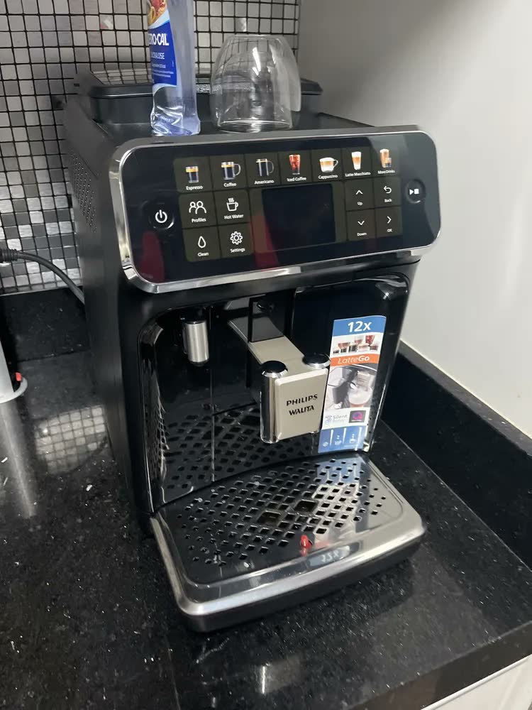 foto de Cafeteira Maquina Philips Expresso 12 Bebidas Serie 4400