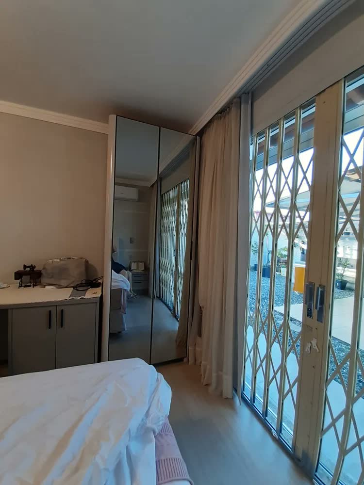 foto de Sapateira 2 Portas Reflecta Com Pés E Led 100% Mdf