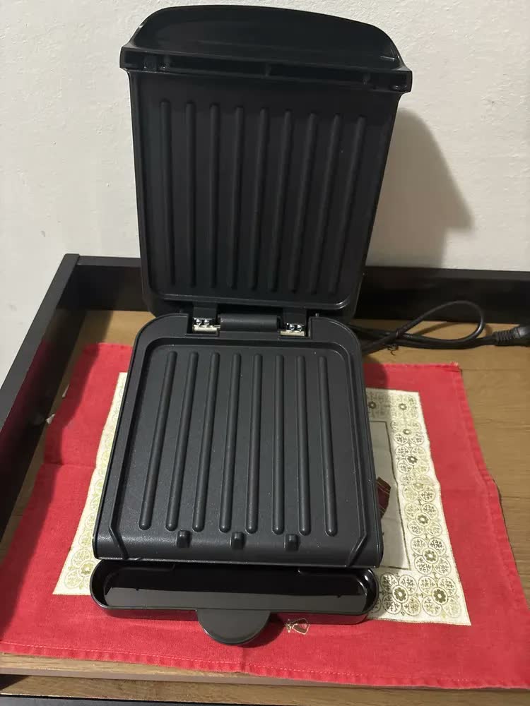 foto de Grill Britânia 750w 2 Sanduiches Chapas Antiaderentes Bgr12a Cor Preto
