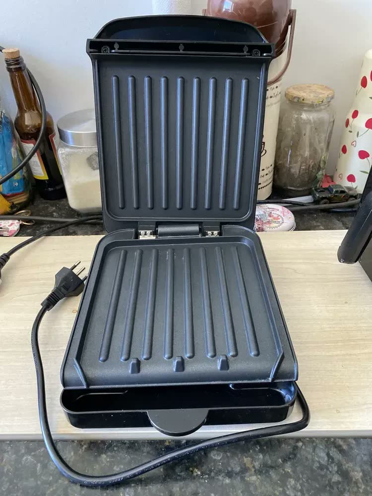 foto de Grill Britânia 750w 2 Sanduiches Chapas Antiaderentes Bgr12a Cor Preto