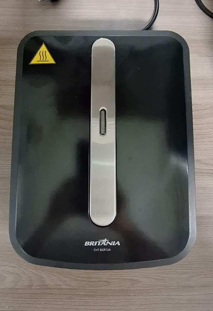 foto de Grill Britânia 750w 2 Sanduiches Chapas Antiaderentes Bgr12a Cor Preto