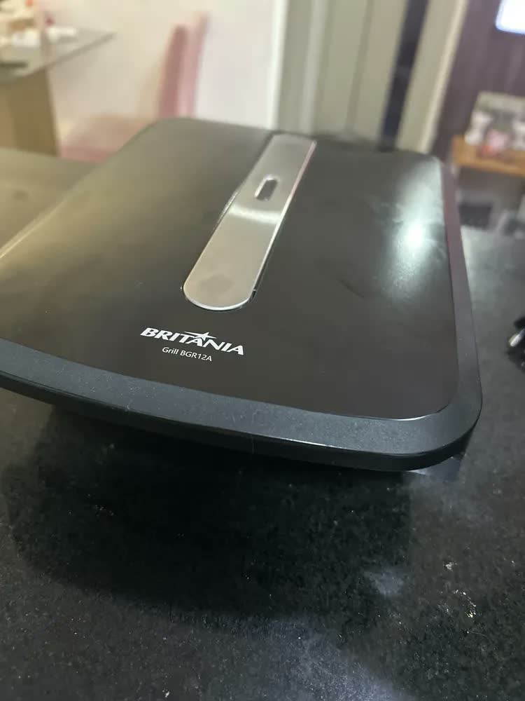 foto de Grill Britânia 750w 2 Sanduiches Chapas Antiaderentes Bgr12a Cor Preto