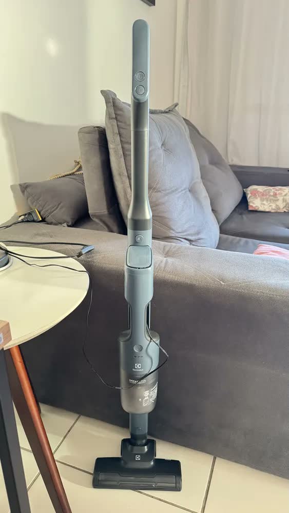 foto de Aspirador de Pó Vertical Electrolux ERG019 sem fio Portátil bateria Ergorapido 2 em 1 luz frontal LED escova rotativa aspira escova capacidade 950ml Bivolt 30 min Azul