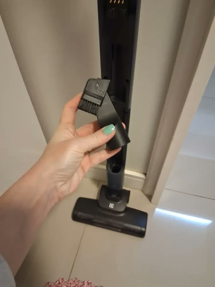 foto de Aspirador de Pó Vertical Electrolux ERG019 sem fio Portátil bateria Ergorapido 2 em 1 luz frontal LED escova rotativa aspira escova capacidade 950ml Bivolt 30 min Azul
