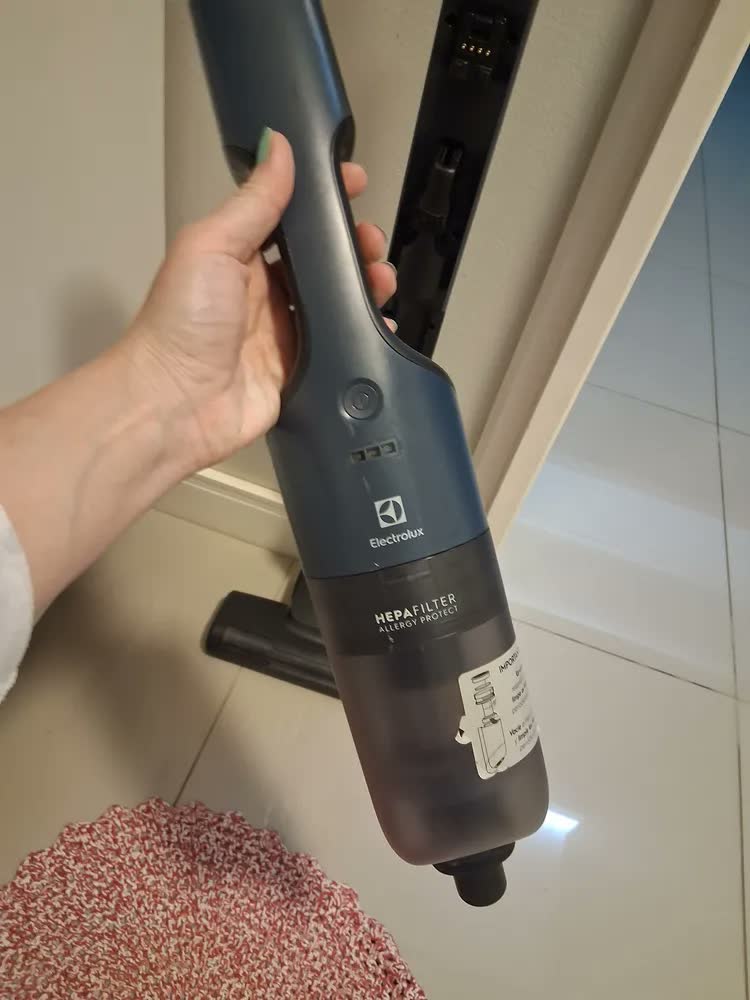 foto de Aspirador de Pó Vertical Electrolux ERG019 sem fio Portátil bateria Ergorapido 2 em 1 luz frontal LED escova rotativa aspira escova capacidade 950ml Bivolt 30 min Azul