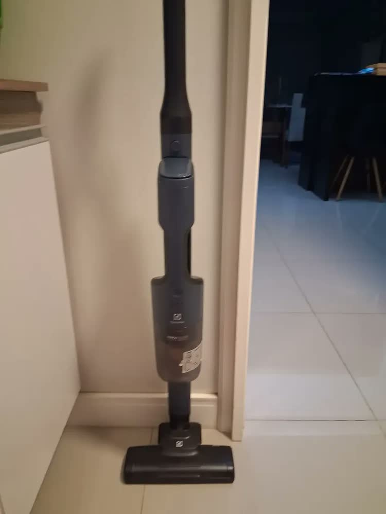 foto de Aspirador de Pó Vertical Electrolux ERG019 sem fio Portátil bateria Ergorapido 2 em 1 luz frontal LED escova rotativa aspira escova capacidade 950ml Bivolt 30 min Azul