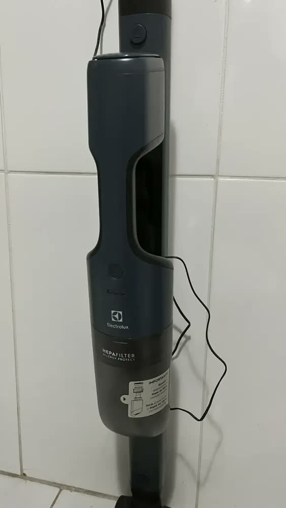 foto de Aspirador de Pó Vertical Electrolux ERG019 sem fio Portátil bateria Ergorapido 2 em 1 luz frontal LED escova rotativa aspira escova capacidade 950ml Bivolt 30 min Azul