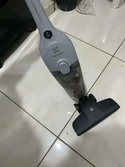 foto de Aspirador De Pó Vertical Com Fio Portátil De Mão 2 Em 1 1500w De Potência Com Cabo Elétrico De 6 Metros Com Filtro Hepa Electrolux STK16 Cinza