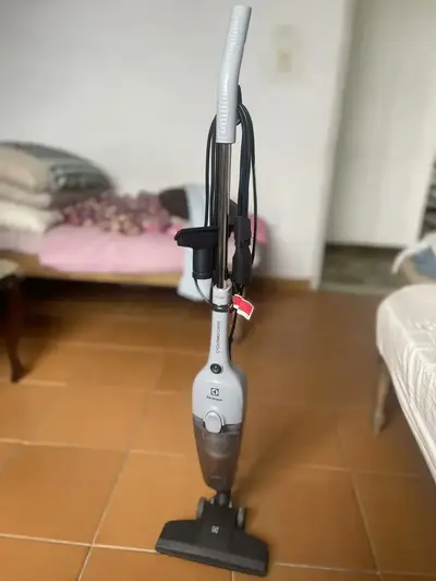 foto de Aspirador De Pó Vertical Com Fio Portátil De Mão 2 Em 1 1500w De Potência Com Cabo Elétrico De 6 Metros Com Filtro Hepa Electrolux STK16 Cinza