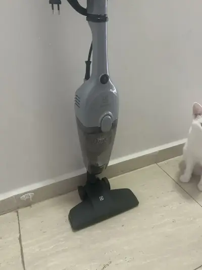 foto de Aspirador De Pó Vertical Com Fio Portátil De Mão 2 Em 1 1500w De Potência Com Cabo Elétrico De 6 Metros Com Filtro Hepa Electrolux STK16 Cinza