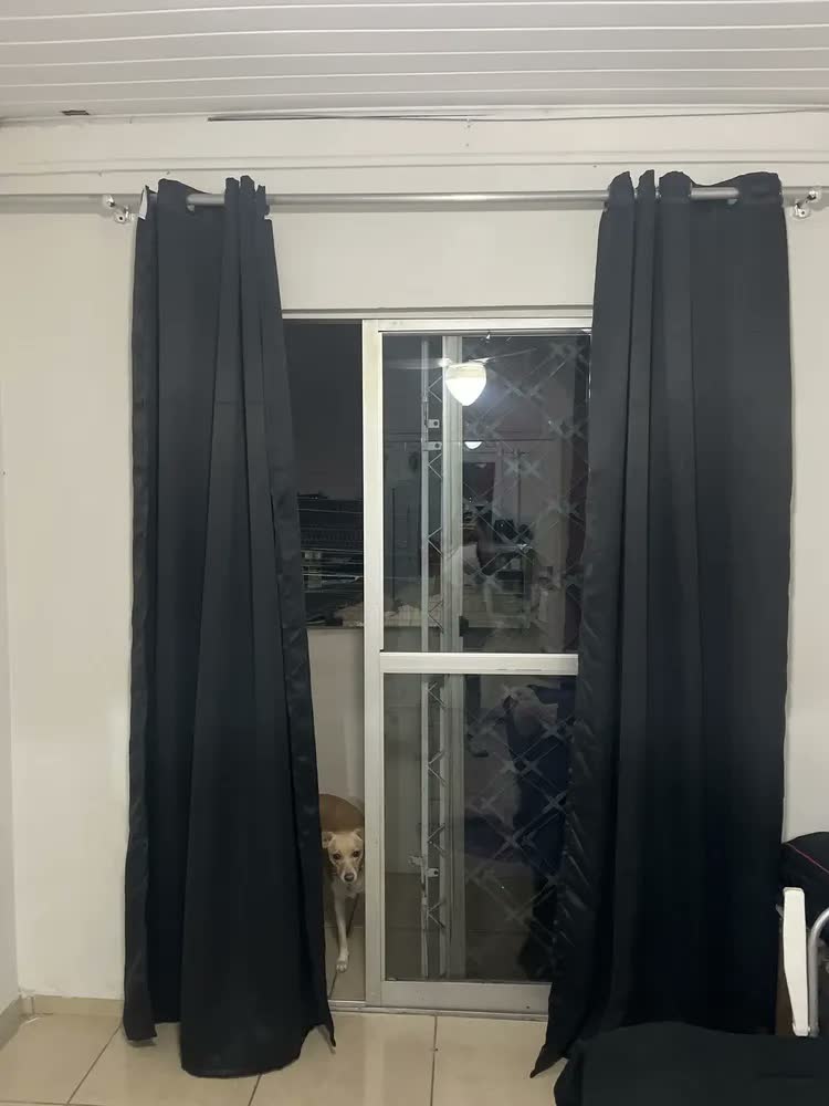 foto de Cortina Tecido Blackout Corta Luz 2m Largura X 1,50 Metros Altura Sala Quarto Janela Blindex Cor Palha